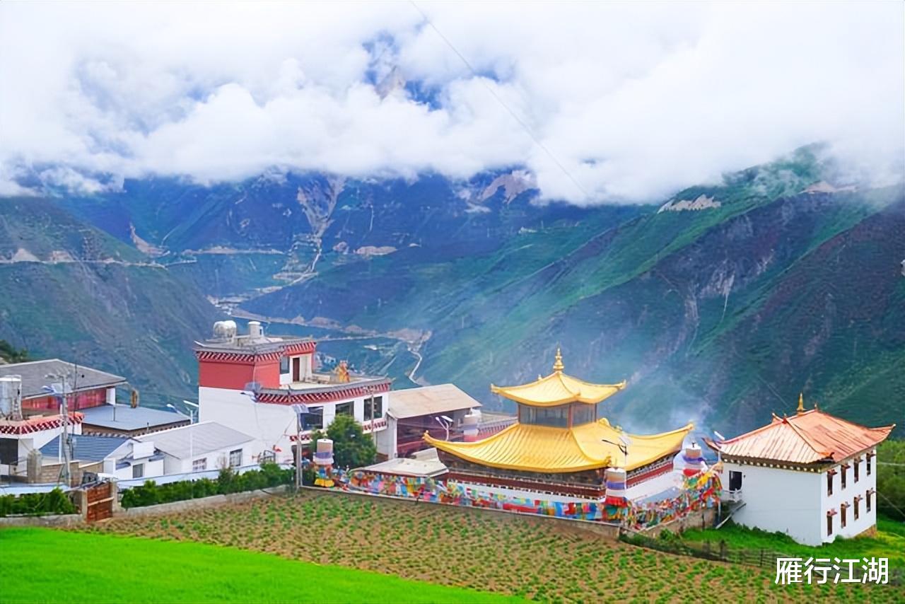 梅里雪山|世界上最凶险的雪山，位于云南，日照金山是摄影人梦寐以求的画面