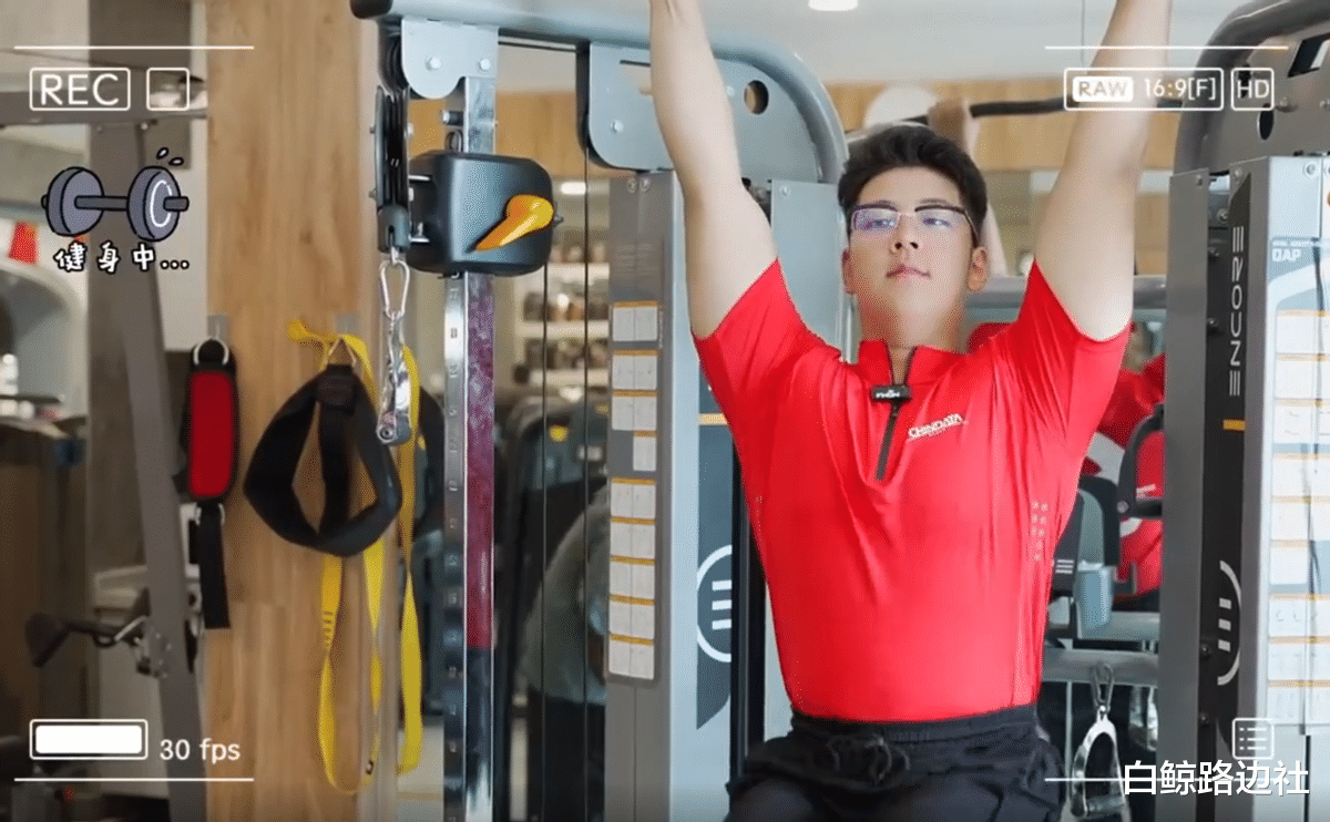 郭涛|郭涛晒15岁石头健身近照！高大魁梧肌肉发达，五官清秀撞脸赵今麦