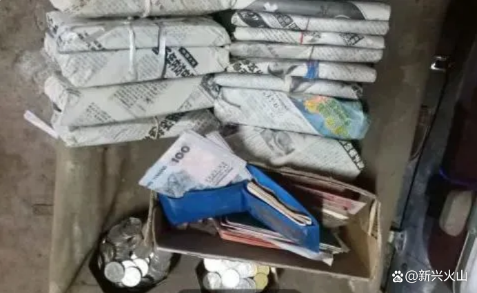 拆迁房里翻出30捆现金,原是已逝老父留下,网友:为什么不存银行