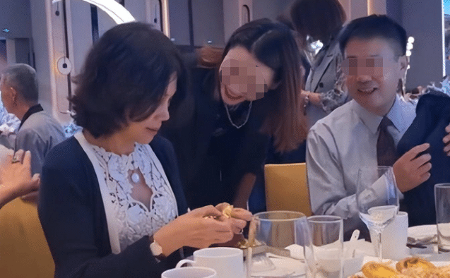 钟楚曦|蹭不进的圈子，就别蹭了！董明珠一张婚宴私照流出，打脸多少人？