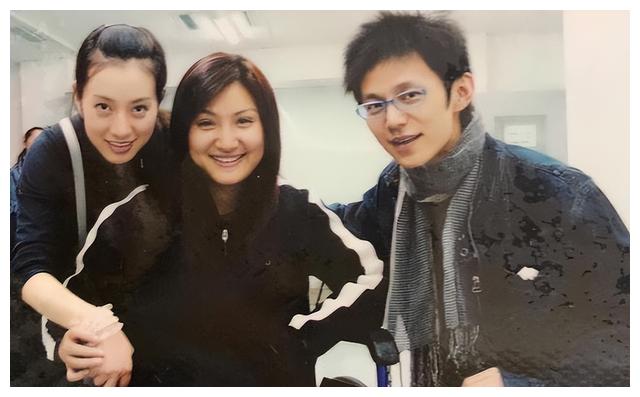 01年湖南女主持摔成高位截瘫, 单手敲键盘考上硕士, 今坐轮椅播新闻