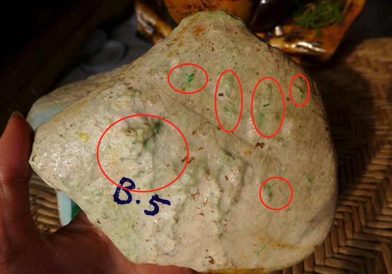 翡翠|皮壳见藓的翡翠原石,铁子花42000拿下,意外掏出两只冰阳绿手镯!