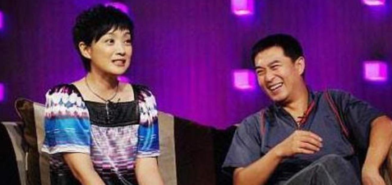 张嘉益|张嘉译近照头发花白，10岁女儿曝光长相太像爸，妻子身份不一般