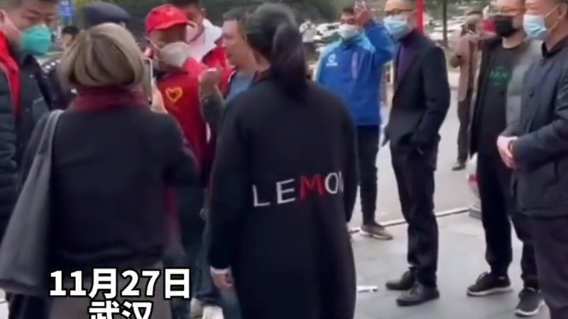 郑州业主与“红马甲”起冲突，女子扯下“红马甲”口罩遭当众掌掴