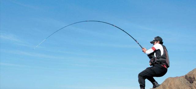 |男子罕见钓获“米级”水老虎,围观的人不淡定了,网友:低调点呀