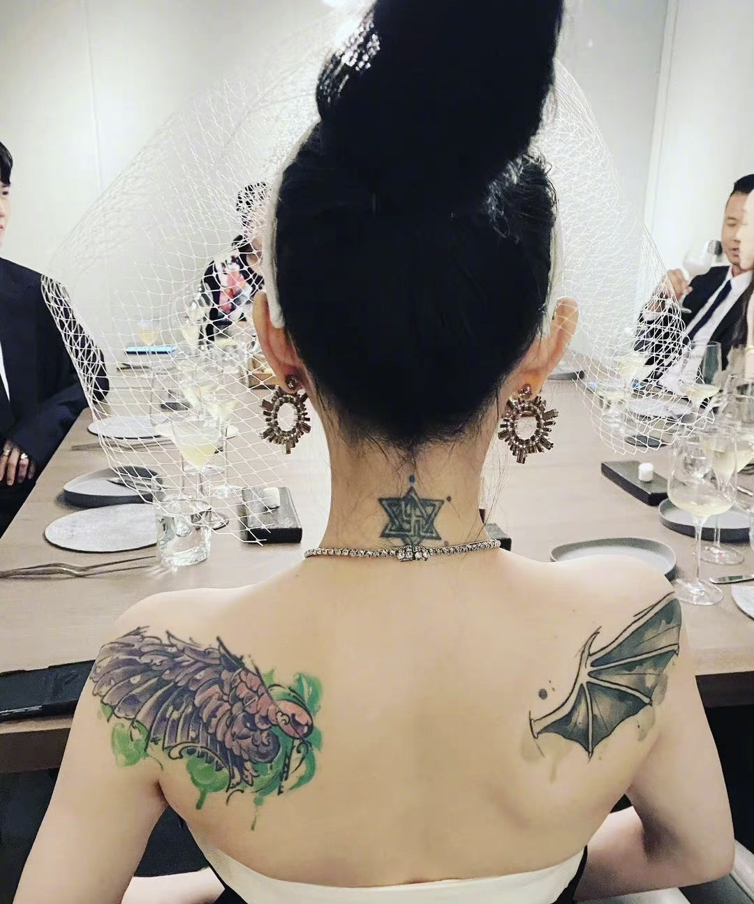 西装 大S新婚场面简单随意,与大7岁老公狂秀中年式浪漫,只涂口红似二次发育