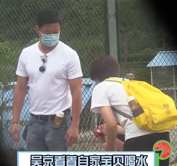 吴京|带着小儿子出门，吴京父爱满满，网友：我们的偶像！