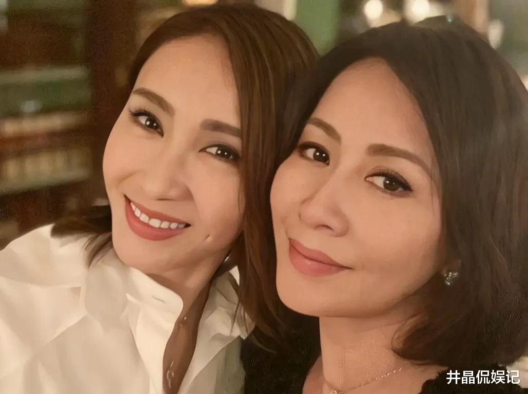 瞬息全宇宙|看甘比早期素颜照,就明白女人需要有钱打扮,和黎姿合影不分上下