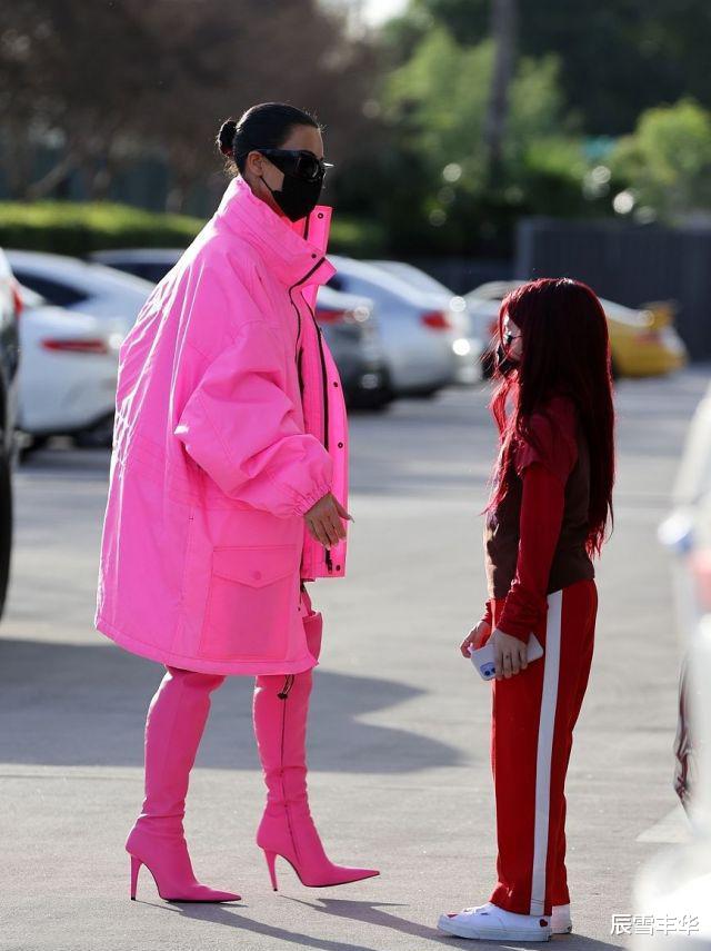 许佳琪|金卡戴珊与俩女儿同框,一身粉色装扮比“女儿”都嫩,也太敢穿了