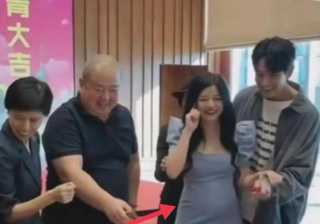 陈妍希 陈妍希晒与儿子合影，5岁小星星长相帅气像爸，引发网友热议