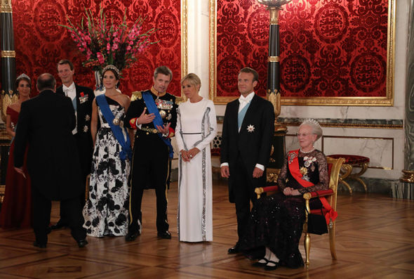 65岁法国第一夫人也迷丑鞋，减龄穿搭无畏皱纹胜过胶原假脸得民心