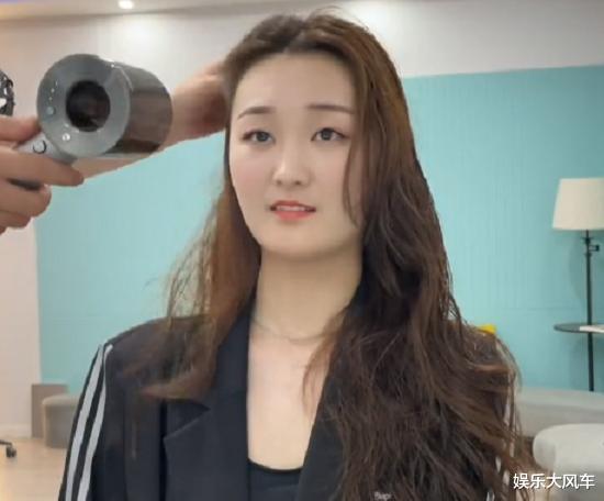 发型 朱小伟再订婚重新开始,陈亚男换波浪发型引注意,网友:大饼脸