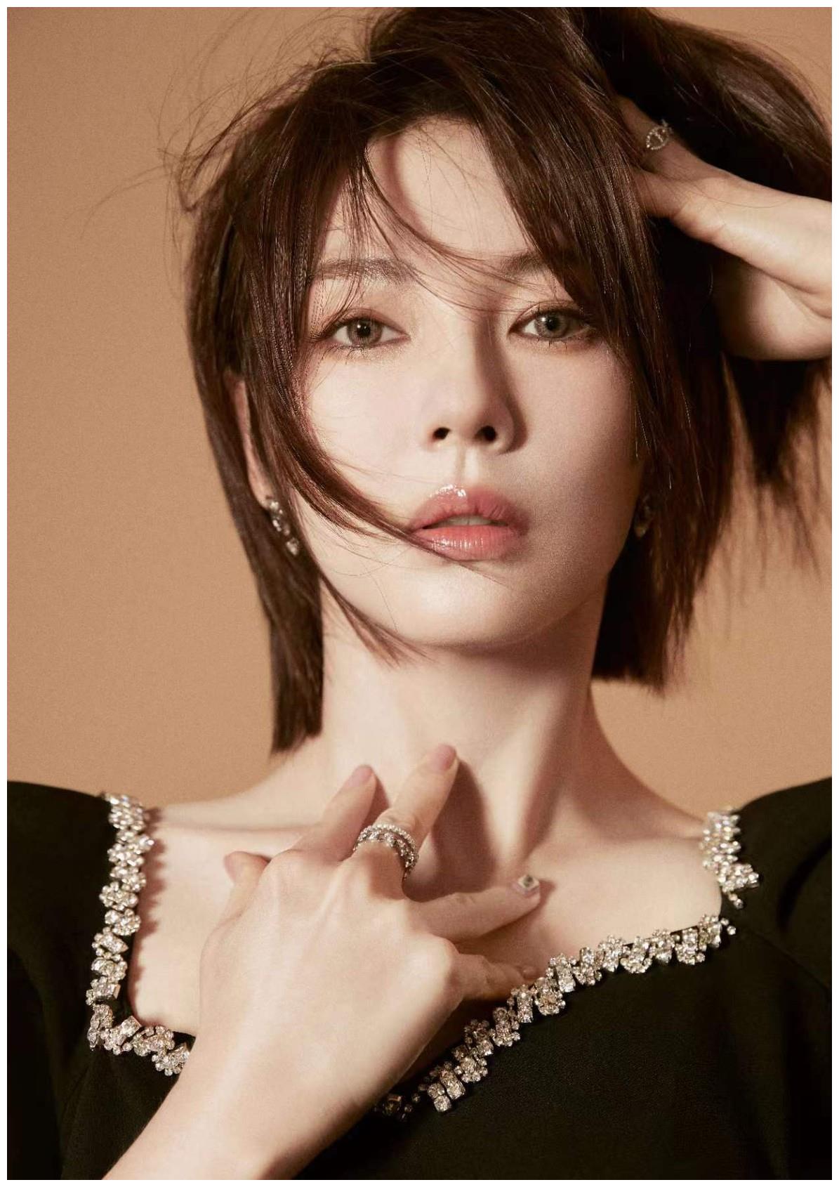 连衣裙 张雨绮剪短发更好看，黑色连衣裙尽显成熟韵味，肤白貌美贵气十足