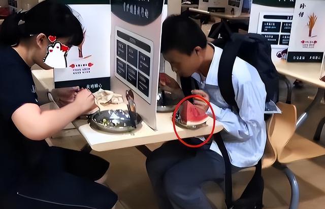 韦神和女孩吃饭邻桌而坐,全程不抬头,网友从“西瓜”上找到自信
