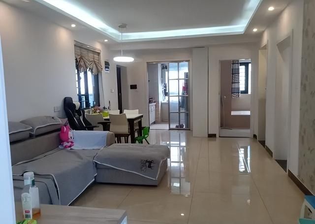 情侣|女孩合租,深夜隔壁情侣的声音让她尴尬,欲退租被中介回复整无语