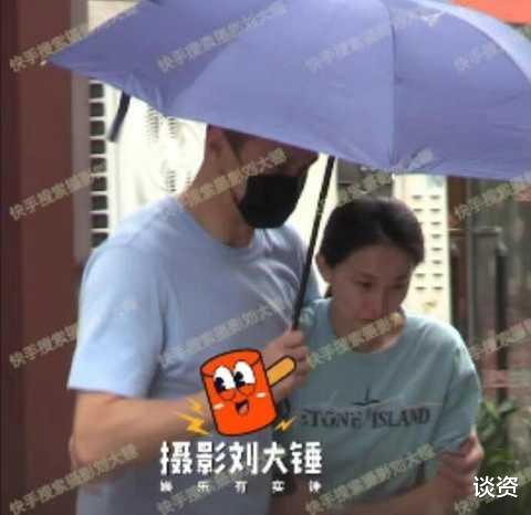 孙杨|孙杨和张豆豆回老家，牵手同行举止亲密，女方手上戒指好显眼