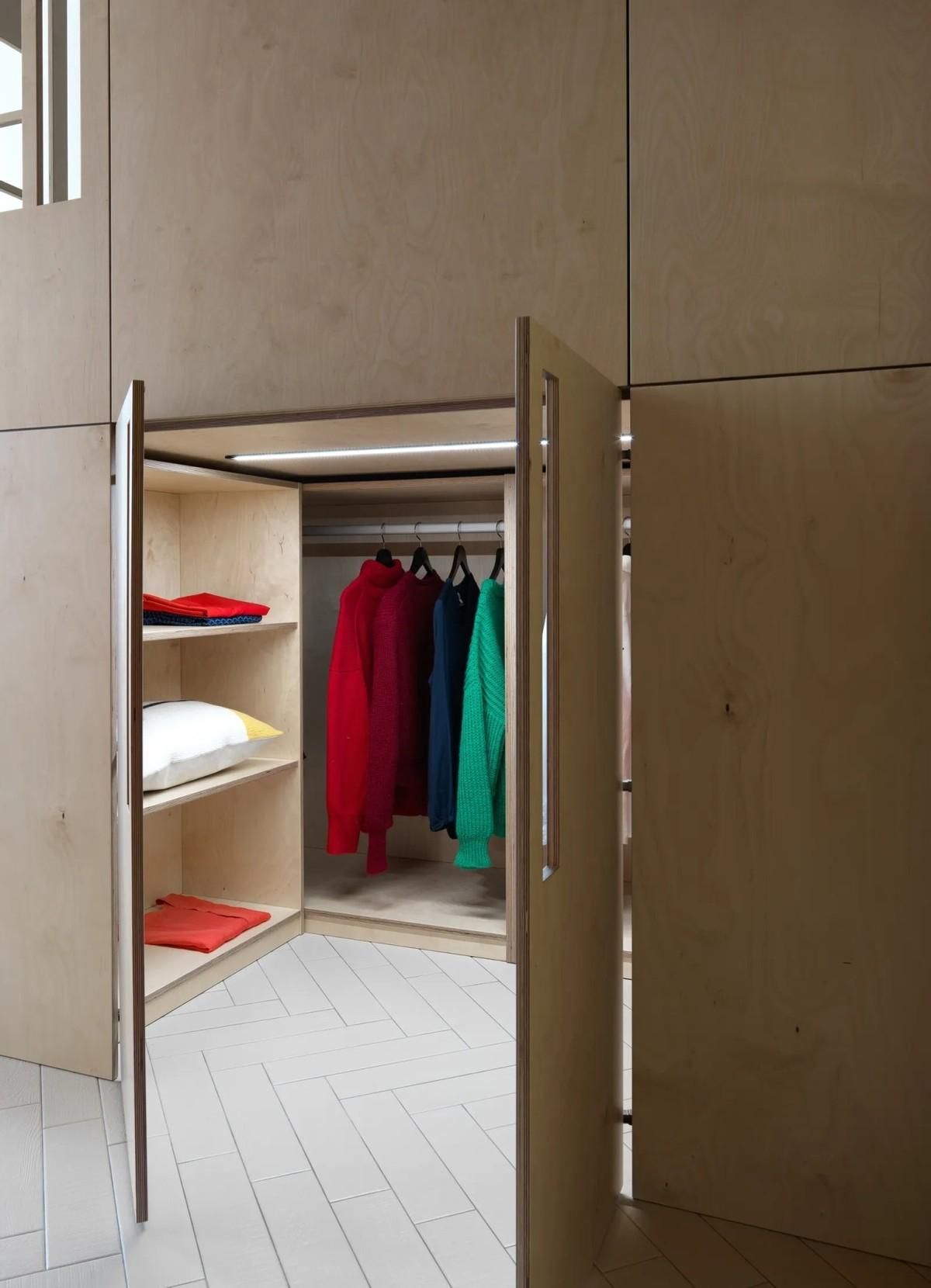 香港小夫妻蜗居27㎡劏房,床下掏洞做衣帽间,太难了