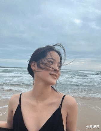 欧阳娜娜|欧阳娜娜“下半身只穿黑丝”买麵包!被抓包P图,柜子都歪了