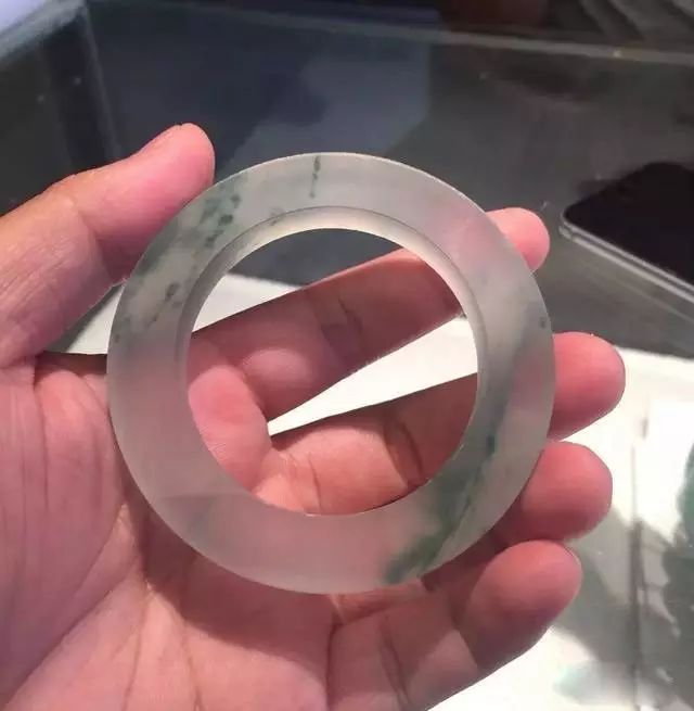 |1800万的至尊木那翡翠原石，切开全是裂，货主含泪车珠子