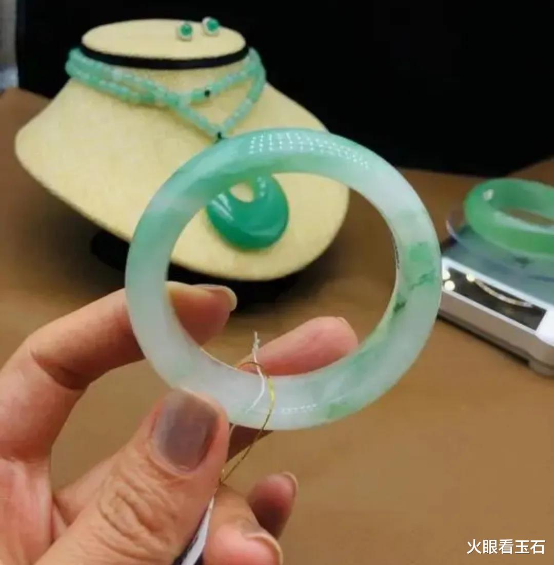 翡翠|玉石界的一匹黑马——独龙玉，和翡翠的外观极为相似