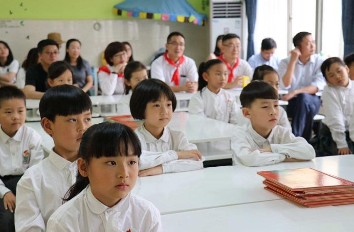 陈飞宇|年度“最帅”小学生走红，面容酷似陈飞宇，网友：老天爷赏饭吃