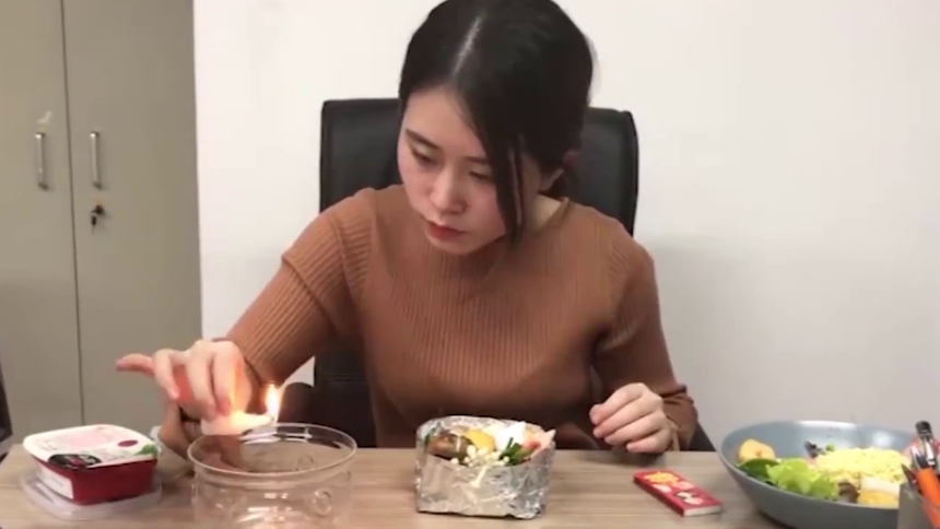 金寨|曾经力压李子柒,却因危险操作翻车,办公室小野如今怎么样了?