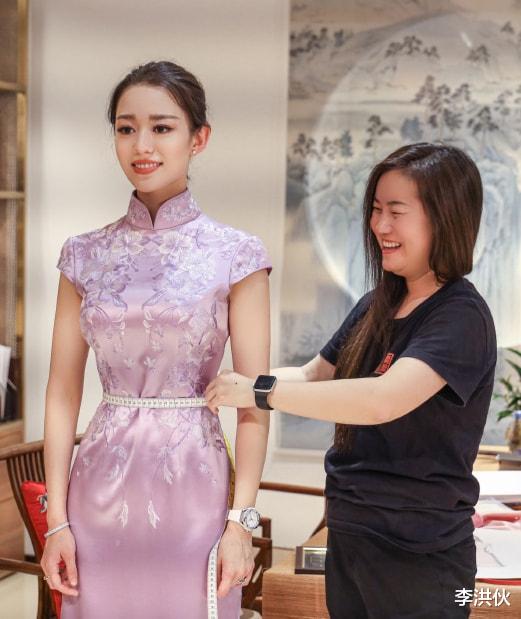 吉娜·爱丽丝 吉娜晒近照遭嘲讽,修图太过脸部僵硬,被质疑营销“蚂蚁腰”人设