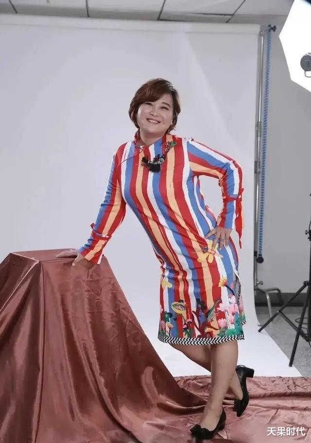 贾玲|贾玲还是挺敢穿的，大胆挑战紧身条纹开叉裙，虽胖却充满自信魅力