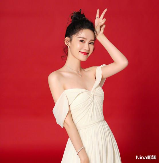 李沁|李沁新发型堪比“整容”，烫羊毛卷穿牛油果色变软妹，形象大变样