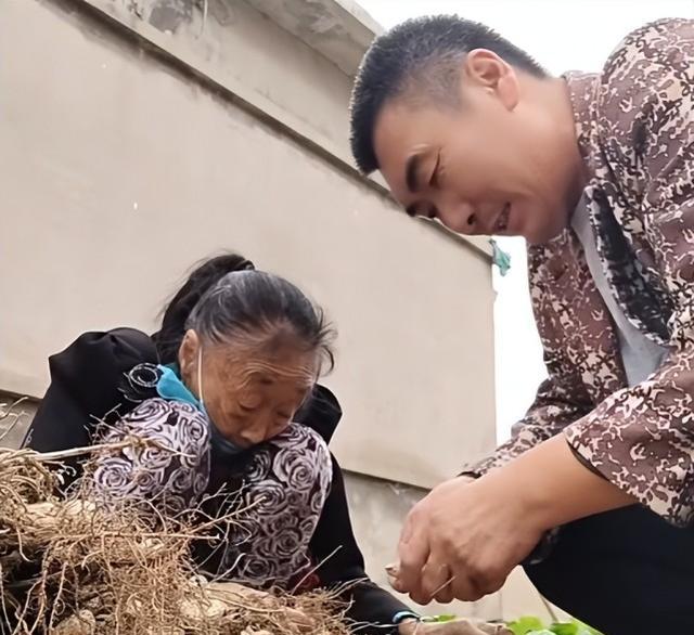 85岁马玉琴回老家，被姐姐安排蹲门口摘花生，网友：过分了