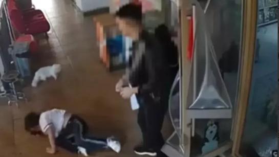 江苏南京，一女子将她被男友殴打的视频发到网上，并哭诉说，男友突然要看她的手机