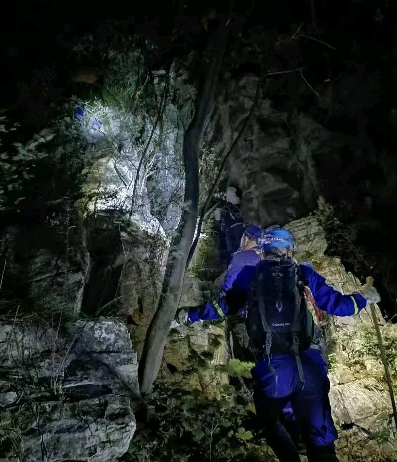 10名驴友被困野山 最小仅6岁