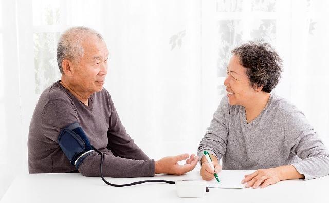 睡眠|血压高的人,睡前保持4个习惯,饭前谨记3个字,血压或许慢慢平稳