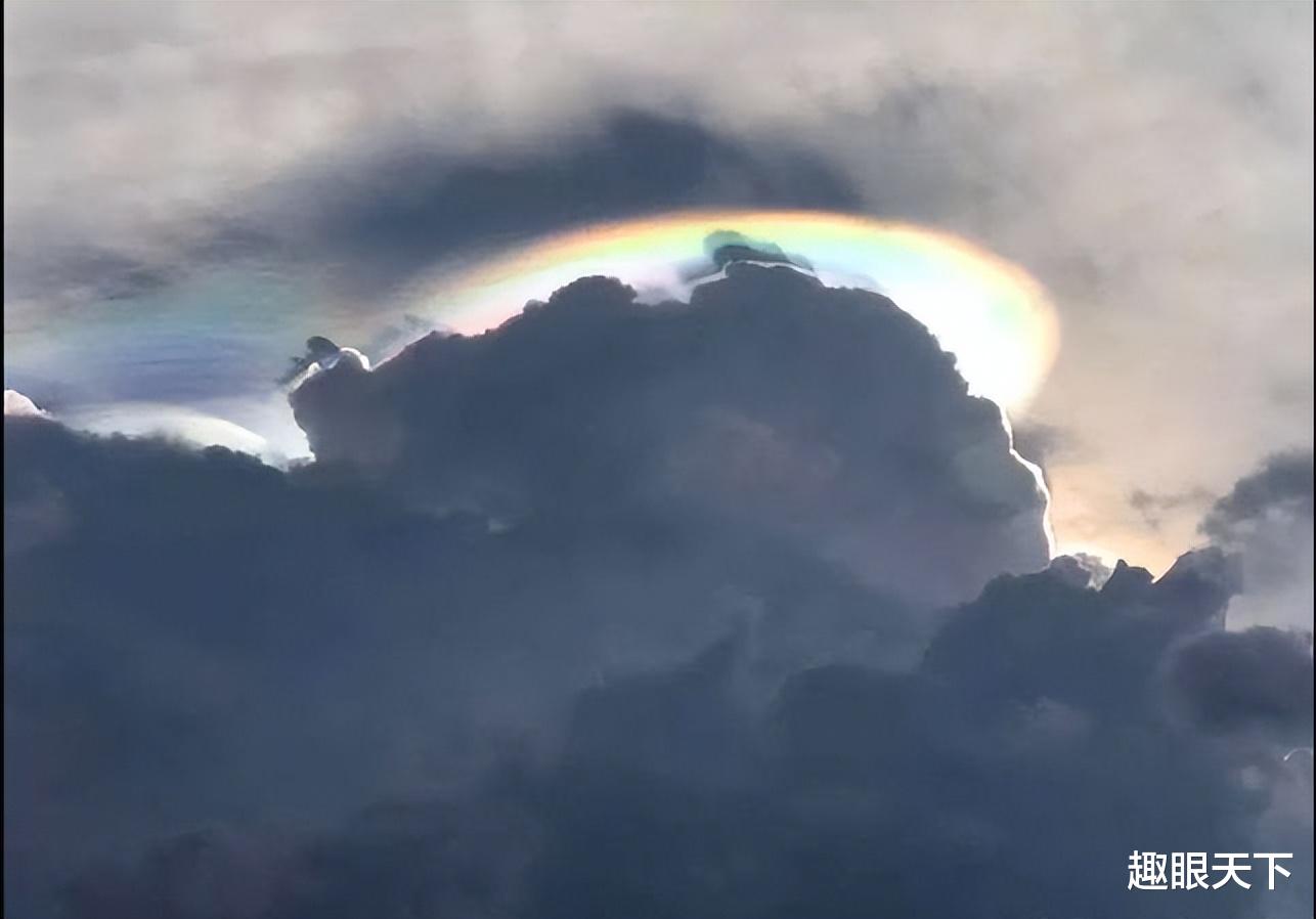 快看!天上有个UFO!
