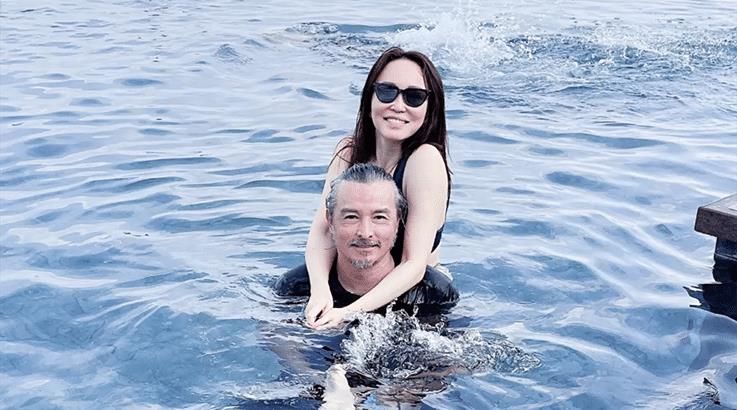 范文芳|李铭顺太有福气，50岁娇妻范文芳穿泳衣泳池里大秀好身材，夫妻同框却似父女