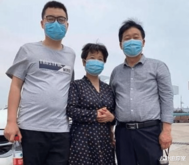 袜子|姚威吃田螺，吓的悦悦嗷嗷叫，桌上梳子惹争议，杜粉：又卖惨