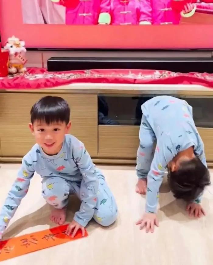 胡杏儿|胡杏儿老公晒儿子动态,奕霆把积木搭到天花板,戴墨镜耍帅很可爱