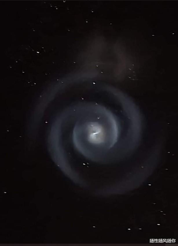 新西兰夜空出现蓝色螺旋，民众惊慌：外星人？