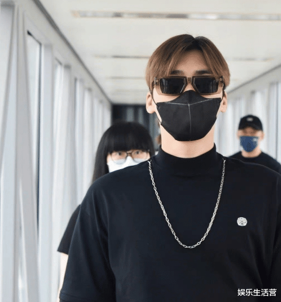 李易峰|曝李易峰酒店照,平板看片还选妃,三字脏辫男和知名篮球员被牵出