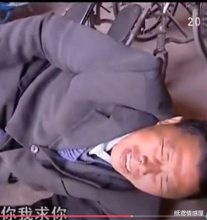 酒鬼丈夫瘫痪7年,坐轮椅追着妻子来打,记者:他是你33年的老公