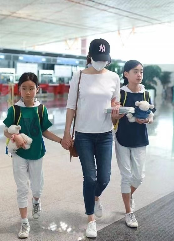 关悦|佟大为一家五口同框,关悦打扮洋气仨子女很朴素,他当甩手掌柜