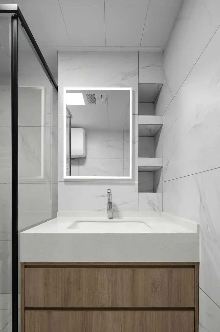 越是小户型卫生间，越得牢记这4点，巧用悬空，通透省空间也省家务