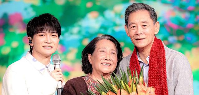 周深|央视元宵节晚会,周深毛不易强强联手,神仙合唱,再创收视新高!