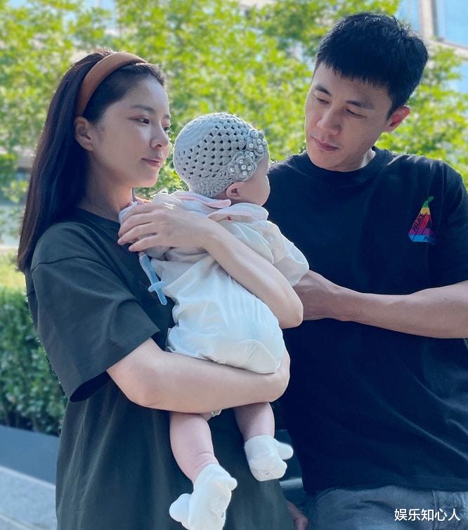 王灿|王灿曝光1岁女儿正脸照，嘴巴鼻子像妈妈，发际线遗传了杜淳