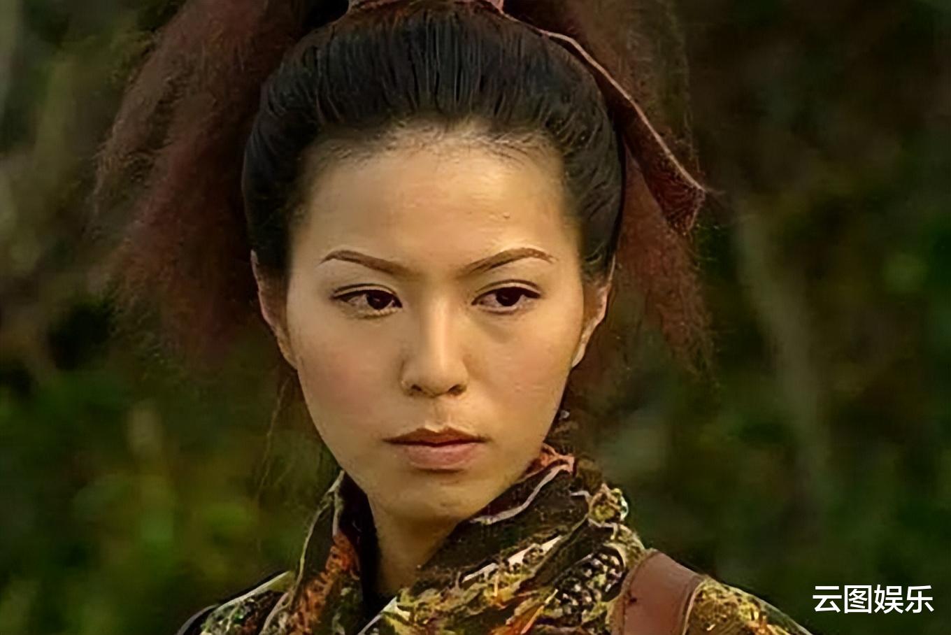 滕丽名|滕丽名47岁生日罕秀恩爱,富商老公已满头白发,婚后住别墅很惬意