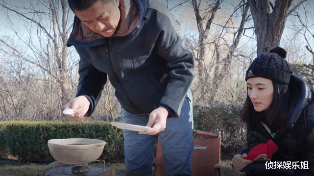 李亚鹏|李亚鹏与小娇妻带娃出游,一家三口高调秀幸福,女儿单眼皮像妈妈