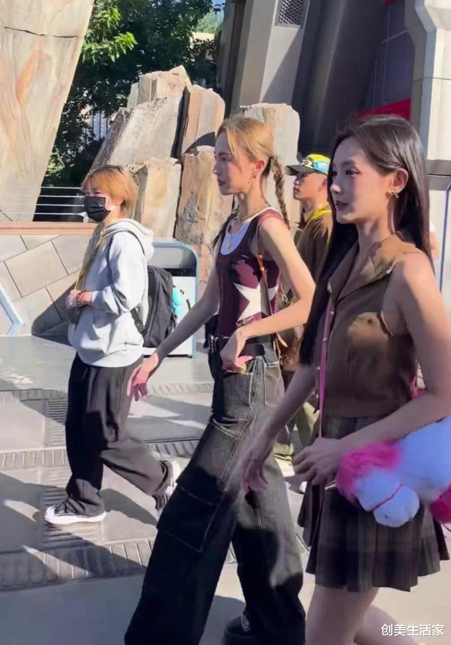 李一桐和金晨环球影城游玩庆生,别致潮流的穿搭,清爽减龄