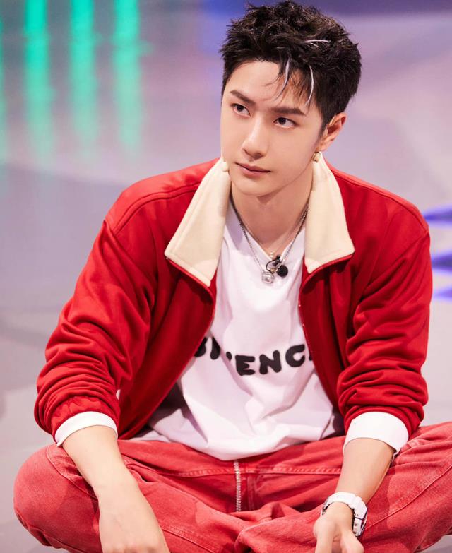 王一博|王一博心理年龄有大？称呼别人“年轻人”，粉丝：你还没25岁呢！