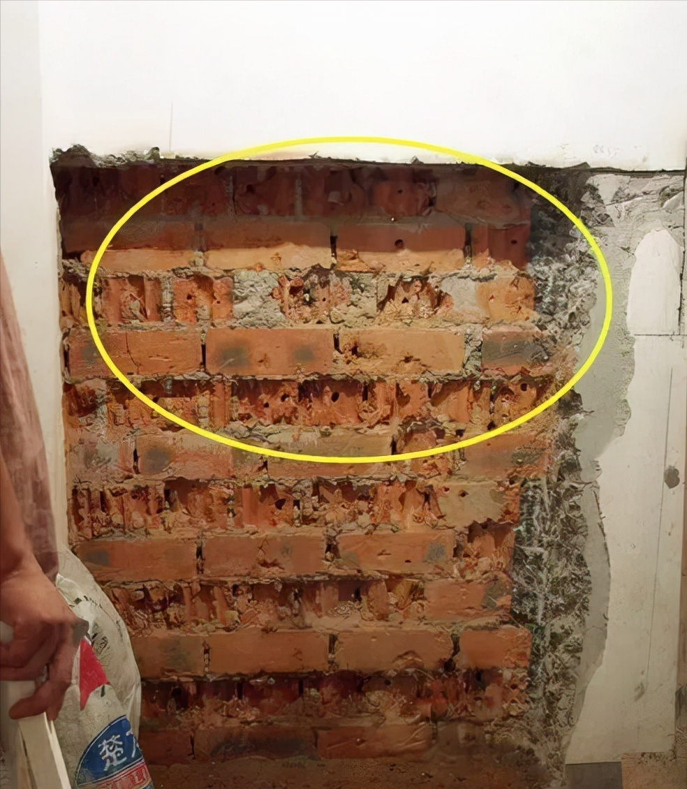 邻居凿鞋柜竟砸掉我家一半公共墙,头回遇到这种事,谁来评评理?