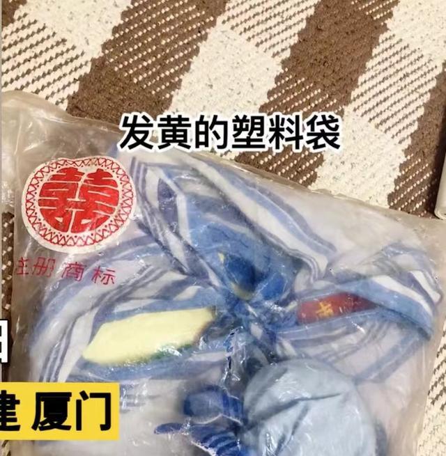 妈妈离世5个月女儿整理遗物,鼓足勇气打开珍藏袋,瞬间泣不成声